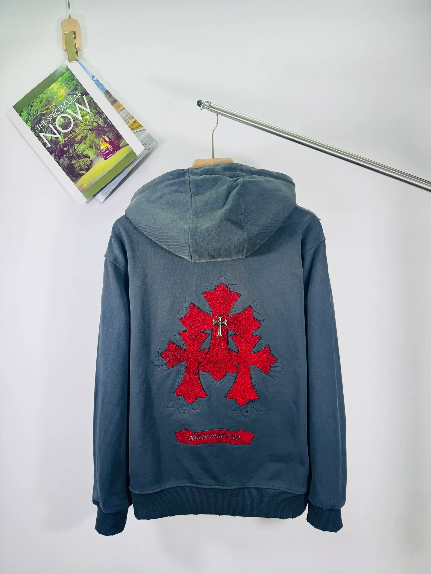 P380 top version, real shot without P, ​​different from market currency) 𝗖𝗵𝗿𝗼𝗺𝗲 𝗛𝗲𝗮𝗿𝘁𝘀/Cro Heart 2025 washed and burned flower patch embroidered autumn and winter new original single counter American patchwork 3D three-dimensional couple casual hooded cardigan sweatshirt 👑The highest version! Customized fabric 550g tripe terry fabric! American acid-washed and distressed original fabric, laser burning + leather embroidery, exquisite embroidery of letters! The best-selling model in the counter, very comfortable to wear. Accessories: original molded and authenticated collar label➕100% silk wash label. Genuine purchase-grade original hangtag➕matching hanging rope➕3D hanging beads➕original packaging bag. Craftsmanship: The original version has consistent wiring! The highest version of the armhole matching technique! Color: Gray Size: S M L XL Style No.: 6107